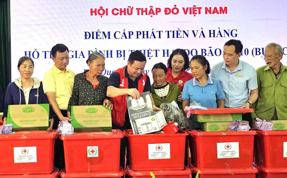 Hội Chữ thập đỏ Việt Nam trao hàng cứu trợ cho người dân vùng lũ sau bão số 10 z7073476535291_129a3025d55950751a5ec87c32c85bbe.jpg