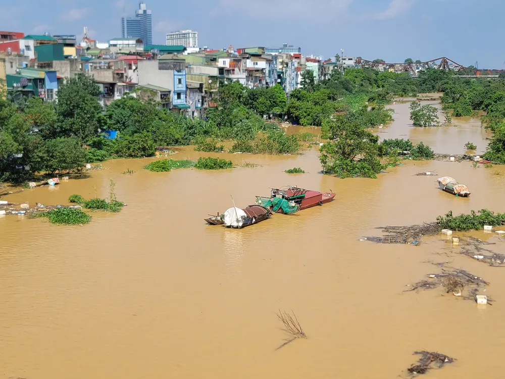 Nước lũ trên sông Hồng dâng cao gây ngập lụt tại khu vực ven sông ở phường Hồng Hà, TP Hà Nội z7074050519954_a647bad3ffcbfca6187c47742cb37935.jpg