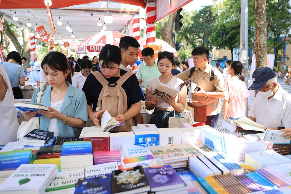 Hội sách Hà Nội luôn thu hút đông đảo bạn đọc 11.jpg
