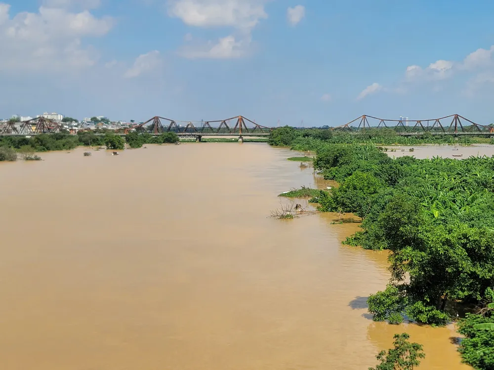 Nước lũ đã gây ngập gần hết bãi giữa sông Hồng đoạn dưới chân cầu Long Biên z7075728209994_3b5ee753d023c4d97d0fd847271220f2.jpg