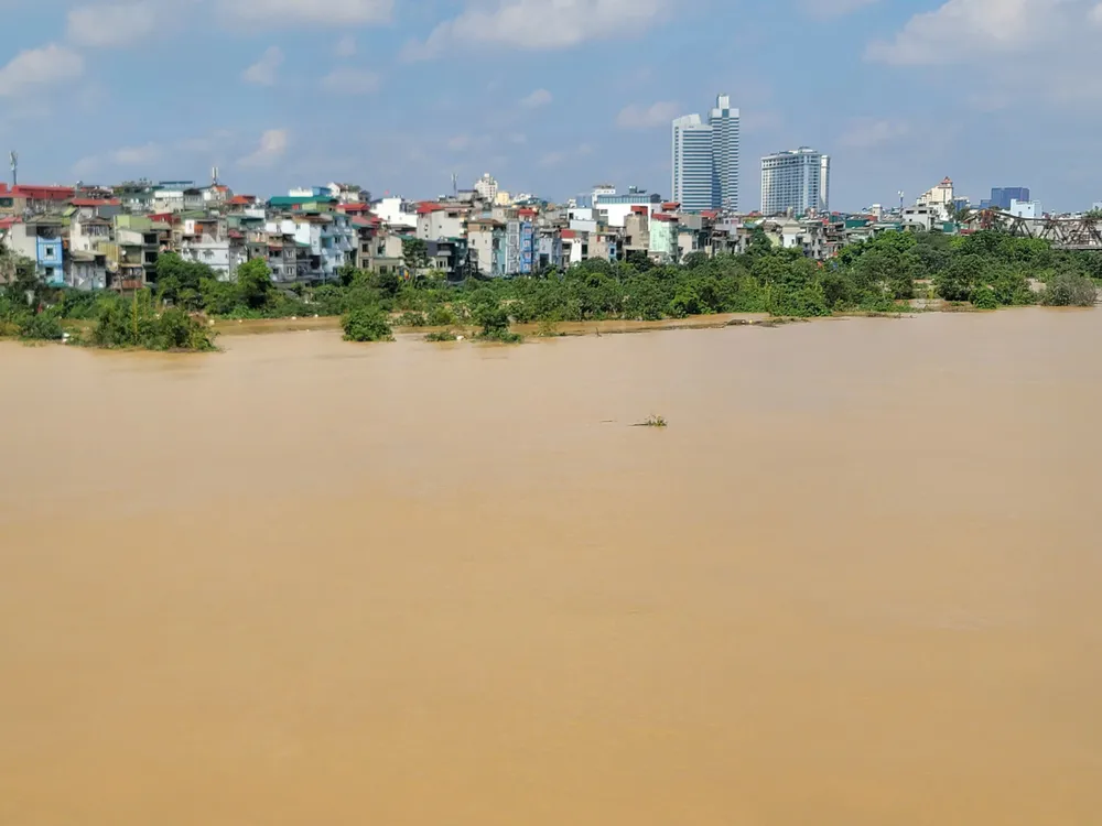 Khu vực ven sông Hồng đoạn cầu Chương Dương và Long Biên mênh mông nước z7075728830959_702861afe32f875f1a6b2653ddc1c05c.jpg