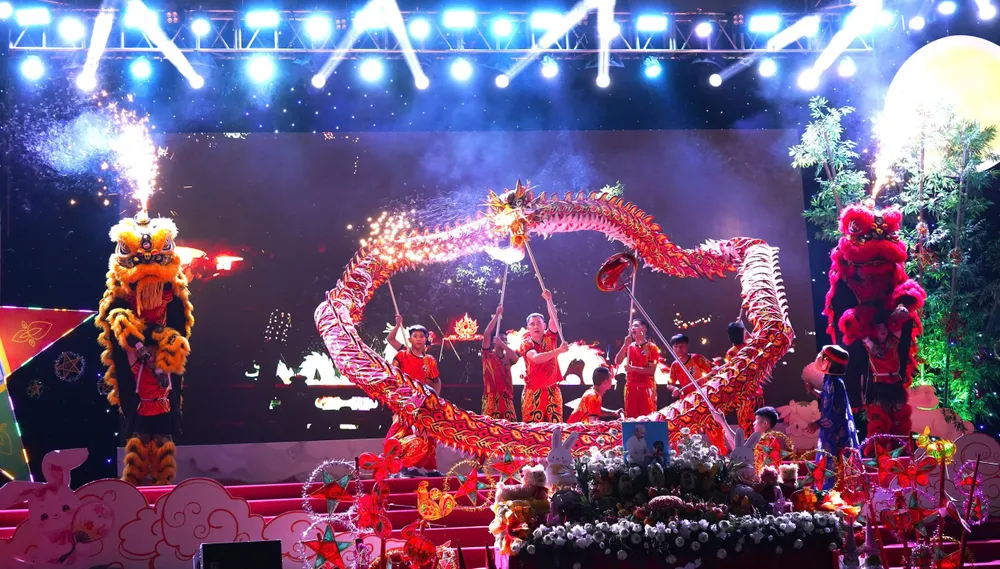 Biểu diễn múa lân tại đêm hội z7082178427290_956048a4cfaeb8243bb41d53ea7cf1e8.jpg