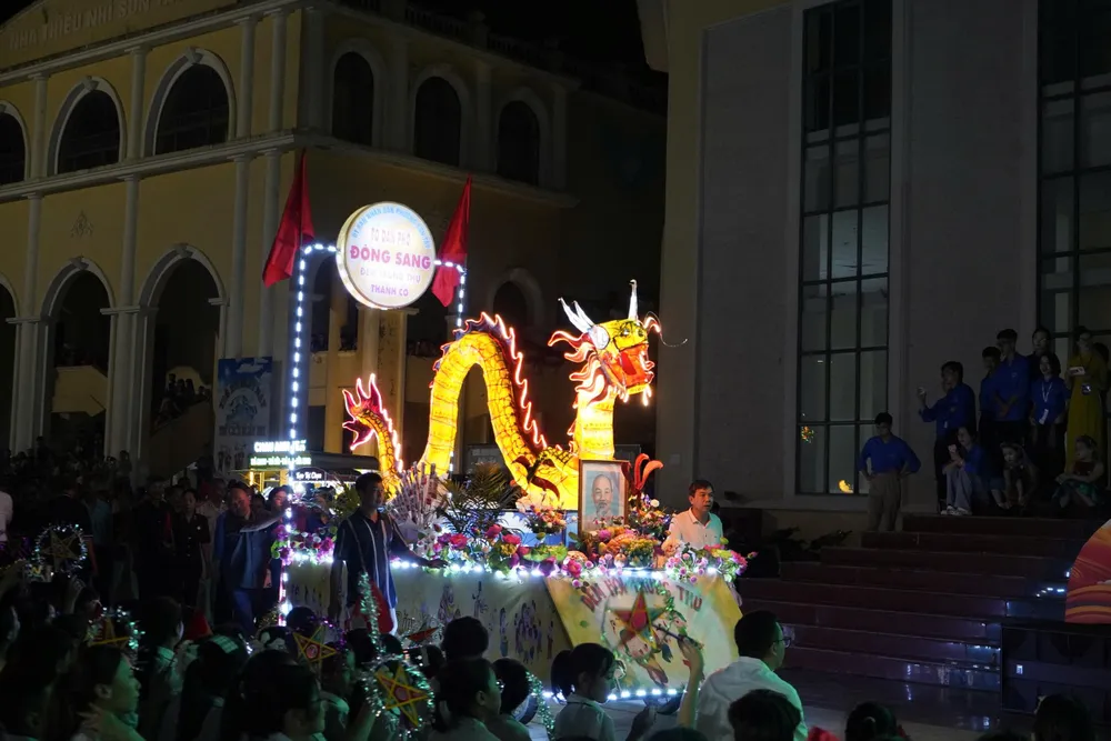 Một tiết mục trong hội thi mô hình đèn Trung thu của các tổ dân phố ở phường Sơn Tây z7082178431228_f02be36e5d3eeb8a85e644a2978d0414.jpg