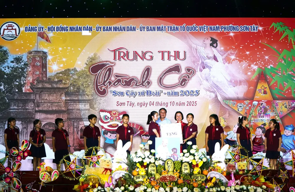 Lãnh đạo TP Hà Nội và địa phương trao quà tặng cho thiếu nhi phường Sơn Tây z7082178438163_411bca0a96e7521820ffe41f6da3ade3.jpg