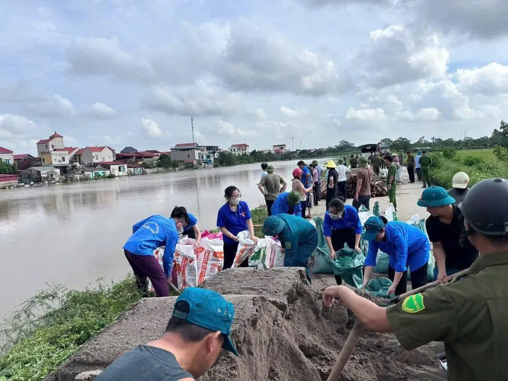 Lực lượng đoàn viên thanh niên và người dân ở Hà Nội tiến hành gia cố các đoạn đê xung yếu z7082573235430_7dd60723278c1385fc7761acf7c4cce9.jpg