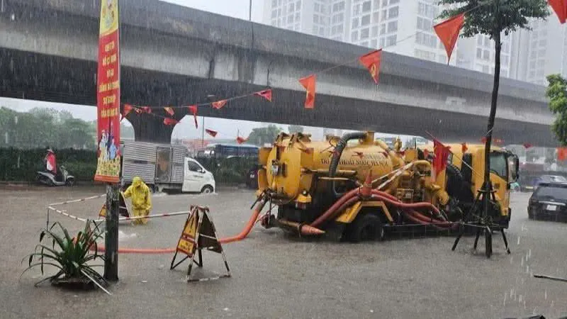 Công ty Thoát nước Hà Nội huy động phương tiện ứng trực tại các điểm ngập úng z7082573236708_71017a67adbdaced8349d9b46ee55c05.jpg