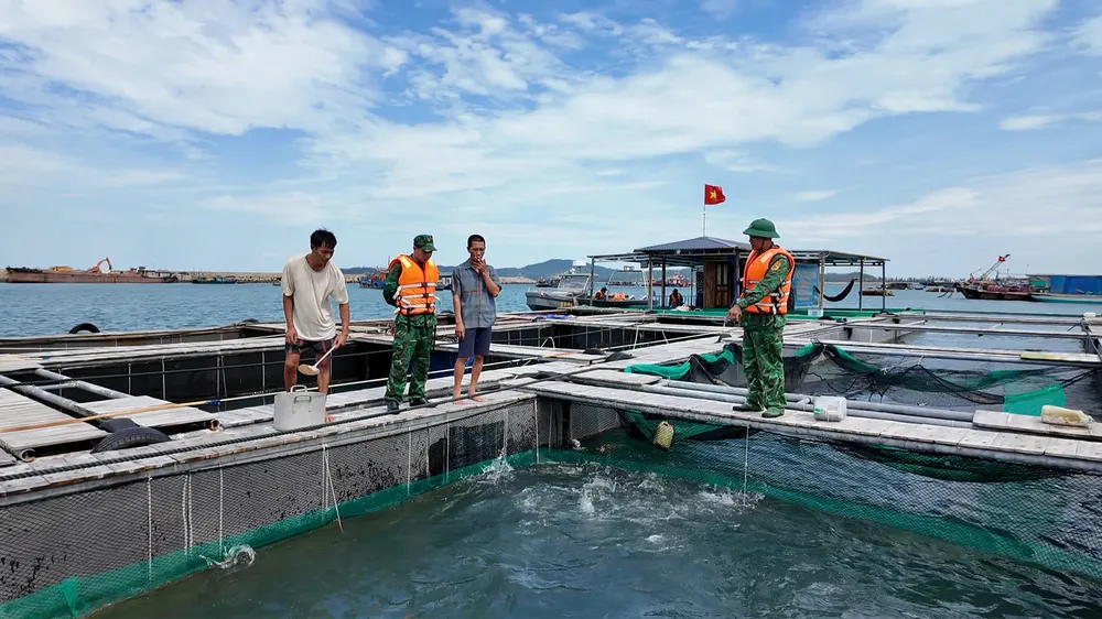 Lực lượng chức năng ở Cô Tô tuyên truyền tới các hộ nuôi thủy sản trên biển phòng chống bão số 11. Ảnh: THU BÁU z7083296577863_6fd2fed5bf4fed4c20dfedcbd2810e02.jpg