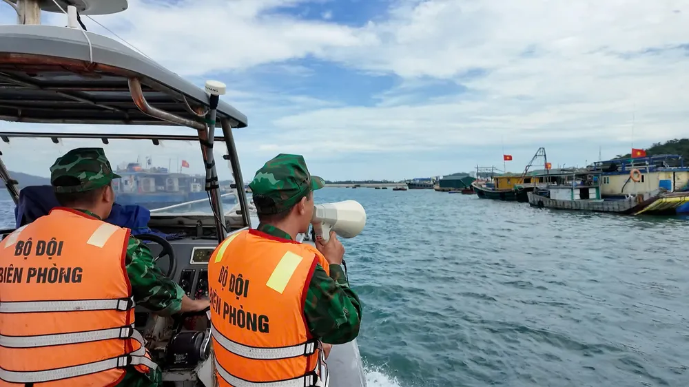 Lực lượng biên phòng ở đặc khu Cô Tô phát loa kêu gọi tàu thuyền vào nơi an toàn để tránh bão 11. Ảnh: THU BÁU z7083296577879_b6a2431c6ba6cd95faca87179ca1a7df.jpg