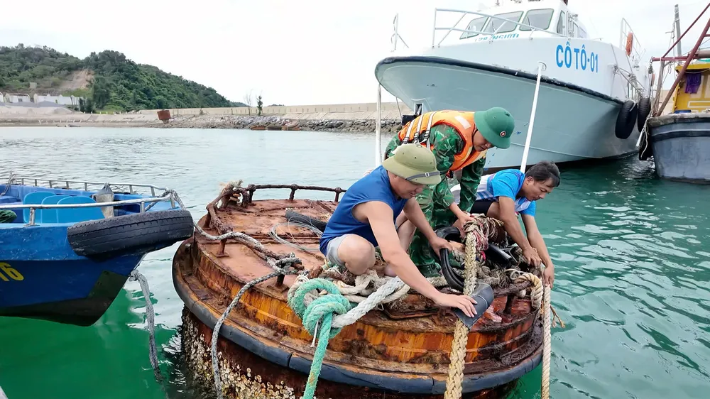 Lực lượng chức năng ở đặc khu Cô Tô giúp đỡ ngư dân chằng buộc tàu an toàn để chống bão 11. Ảnh; THU BÁU z7083296577900_b9147aef4bd792ac3603f6fd87e67381.jpg