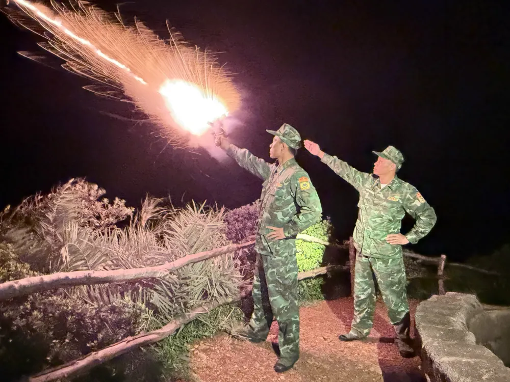 Lực lượng biên phòng ở đặc khu Cô Tô bắn pháo hiệu để bà con ngư dân biết sắp có bão và tìm nơi tránh trú. Ảnh: THU BÁU z7083311711966_1fa1f82706bb581d37fc7035aaaa24f1.jpg