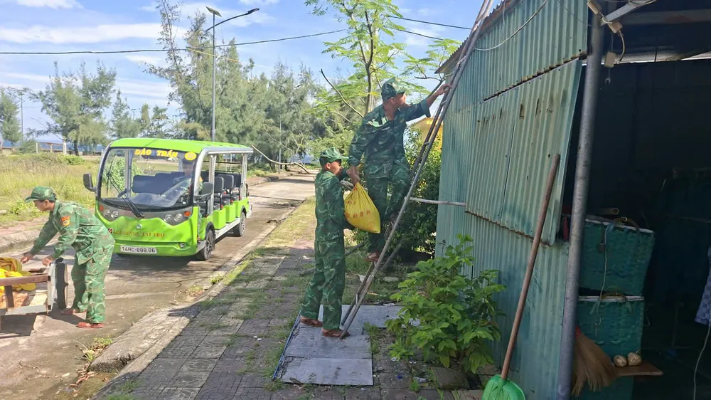 Lực lượng quân đội ở đặc khu Cô Tô hỗ trợ người dân phòng chống bão số 11. Ảnh: THU BÁU z7083366445133_04a2c98e5dd213794195fbc14ec2fdb2.jpg