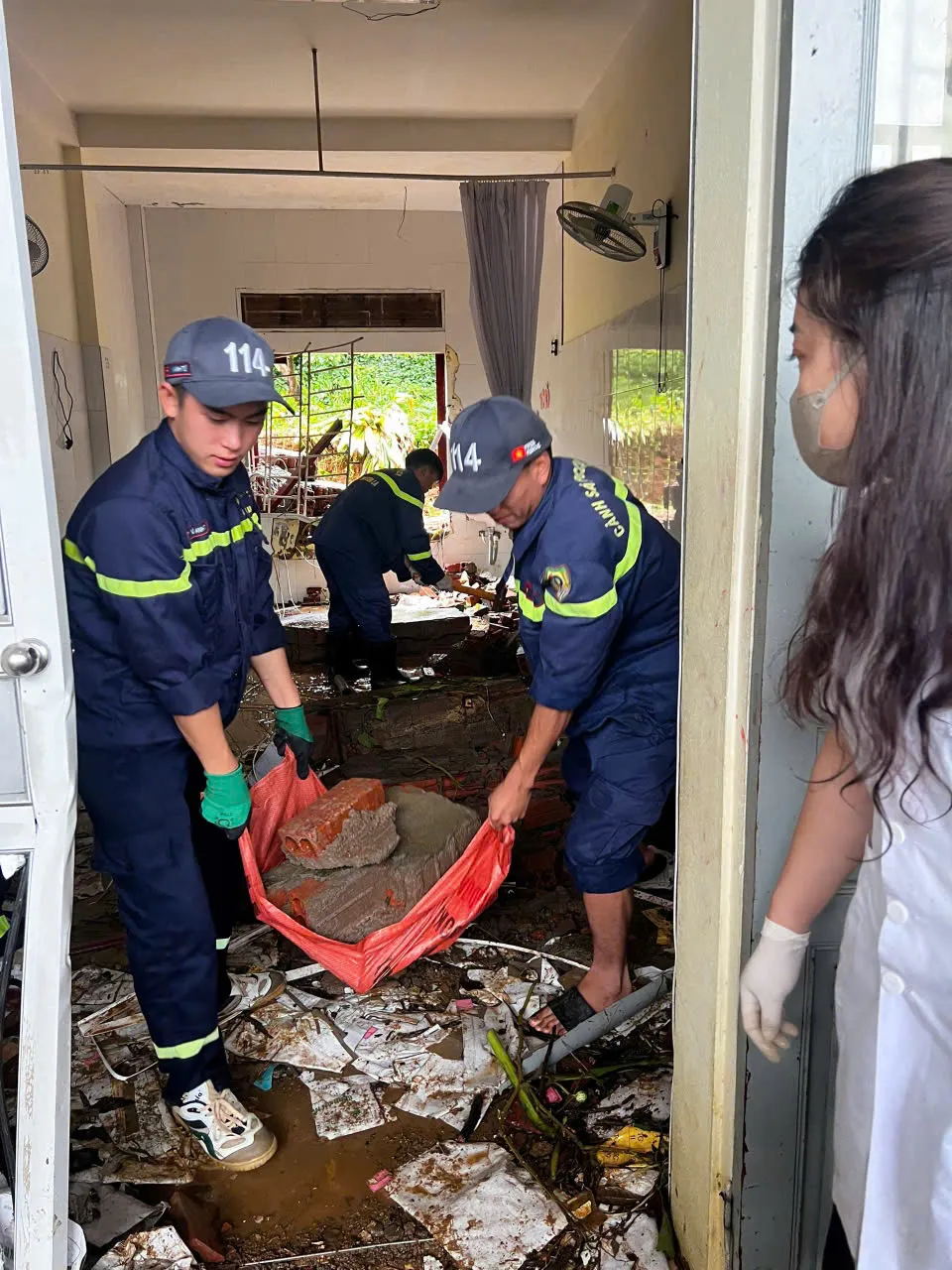 Lực lượng cảnh sát PCCC giúp đỡ Bệnh viện Đa khoa Vân Hồ, cơ sở Thảo Nguyên khắc phục hậu quả mưa lũ z7087084625776_434623c3f880f376dc191b5c91520f7a.jpg