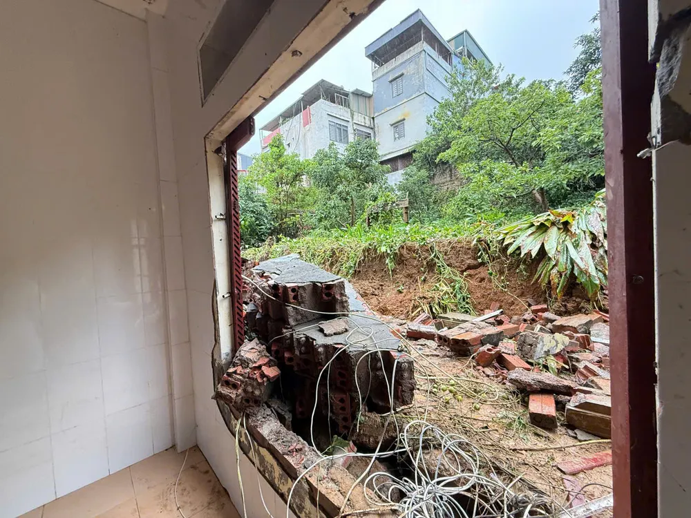 Mưa lũ do ảnh hưởng của cơn bão số 11 làm sập tường Bệnh viện Đa khoa Vân Hồ, cơ sở Thảo Nguyên z7087084625831_cdb764dd2a4ce0317e6735bcf2cec16d.jpg