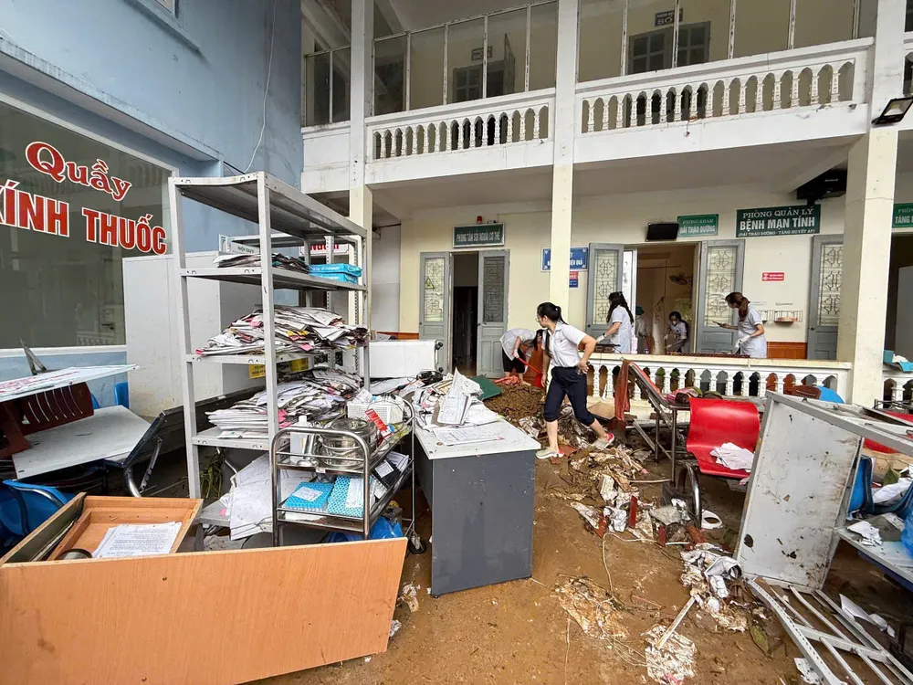Khu vực phát thuốc cho người bệnh ở Bệnh viện Đa khoa Vân Hồ, cơ sở Thảo Nguyên ngổn ngang sau khi bị mưa lũ ập vào z7087084625843_f4c3f6bc3e7d1ca6d3d48ce44d951f85.jpg