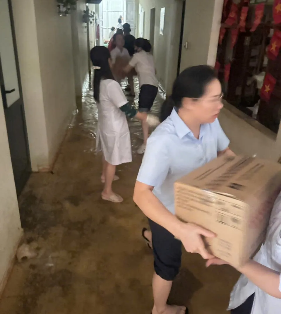 Cán bộ, nhân viên y tế của bệnh viện đang vận chuyển thuốc men, thiết bị y tế lên tầng cao sau khi tầng 1 bị nước lũ tràn vào z7087084625845_7c6764e4e5ad08d34ab9041e797d4255.jpg