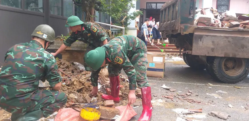 Lực lượng Quân đội giúp đỡ Bệnh viện Đa khoa Vân Hồ, cơ sở Thảo Nguyên khắc phục hậu quả mưa lũ z7087085534900_63f4a26da192b96f58c71b9a0469fdd0.jpg