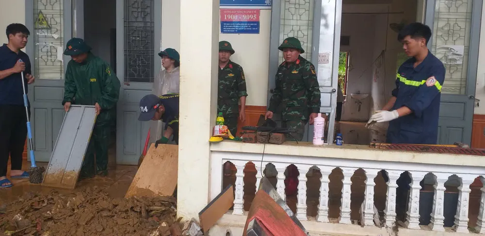 Lực lượng chức năng tại địa phương hỗ trợ giúp đỡ Bệnh viện Đa khoa Vân Hồ, cơ sở Thảo Nguyên thu dọn bùn đất sau khi bị nước lũ tràn vào z7087086465502_202ed8433956cbada755fab8b0f9aa89.jpg