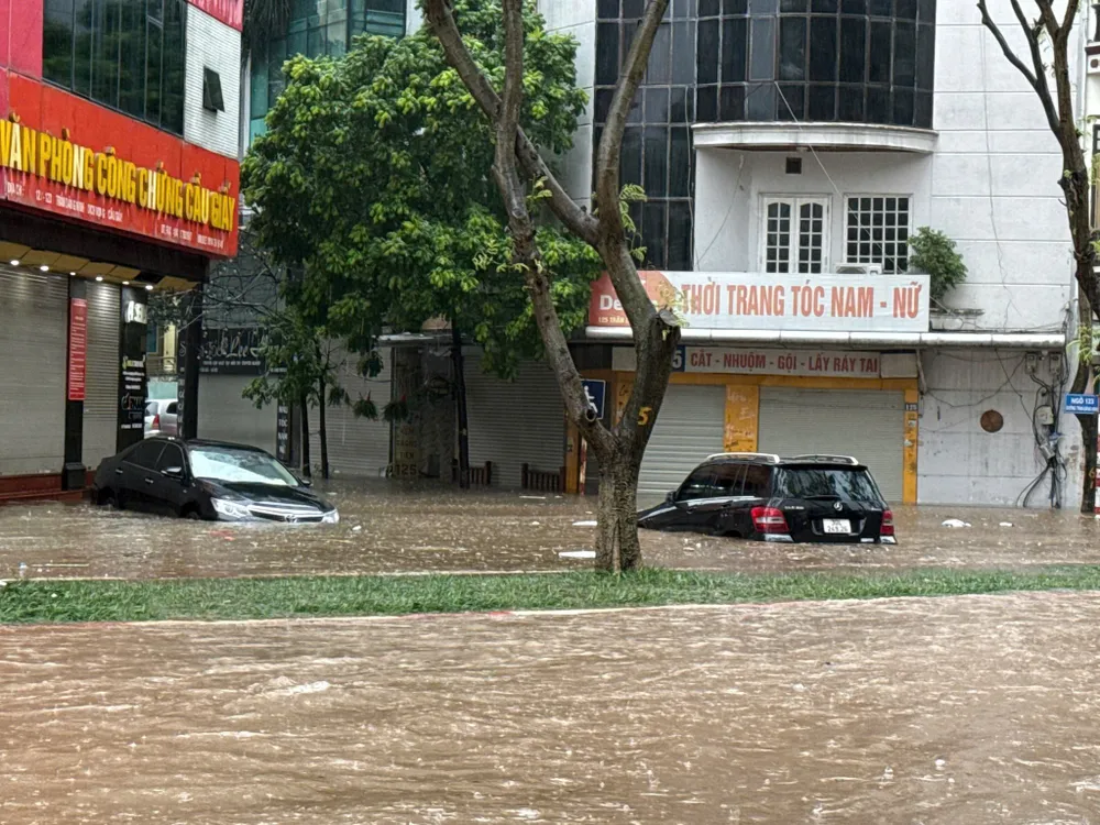 Nước ngập sâu tại một khu dân cư ở Hà Nội 557462472_1224637406359454_4887547708401461633_n.jpg