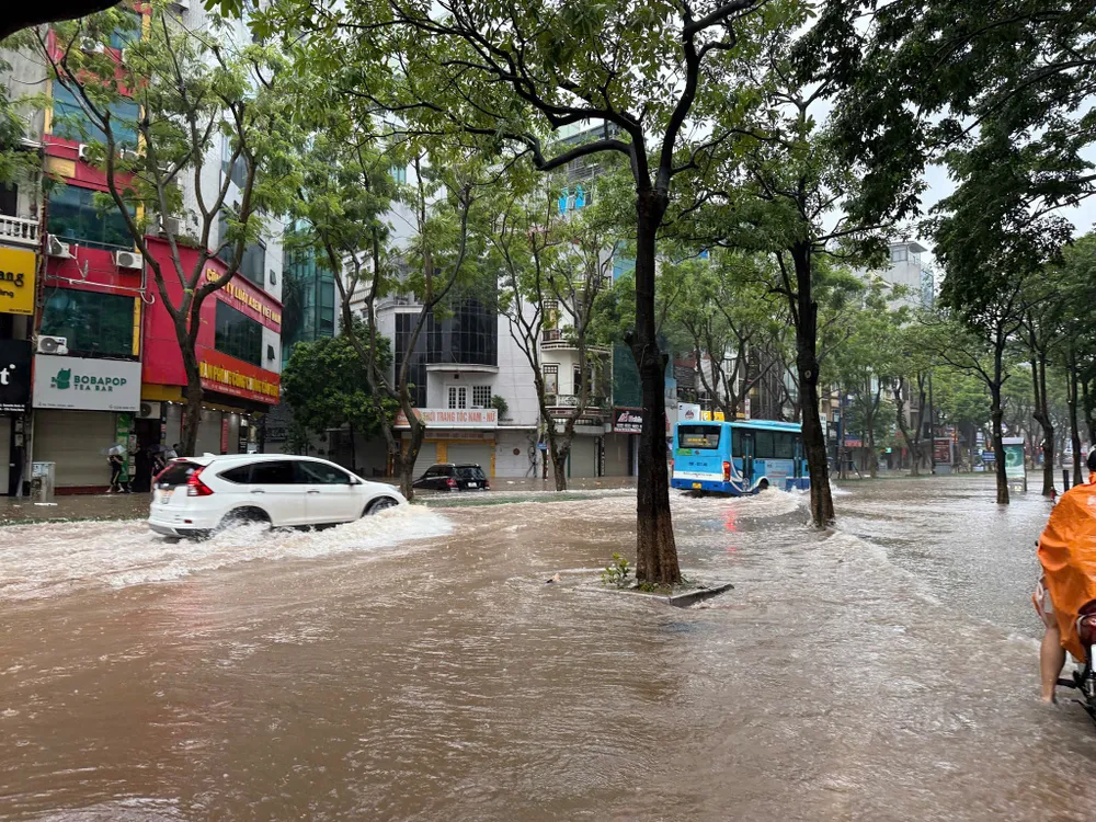 Mưa lớn kéo dài khiến nhiều đường phố ở Hà Nội ngập sâu trong nước 557657948_1224637419692786_1304132714346907488_n.jpg