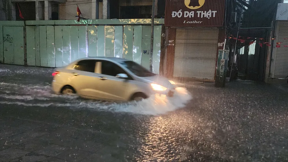 Từ sáng sớm, nhiều tuyến đường ở Hà Nội đã ngập trong nước. Ảnh: VIỆT ANH z7089137029480_ec9c46c5d5d5ff27e2aa2b2712bda720.jpg