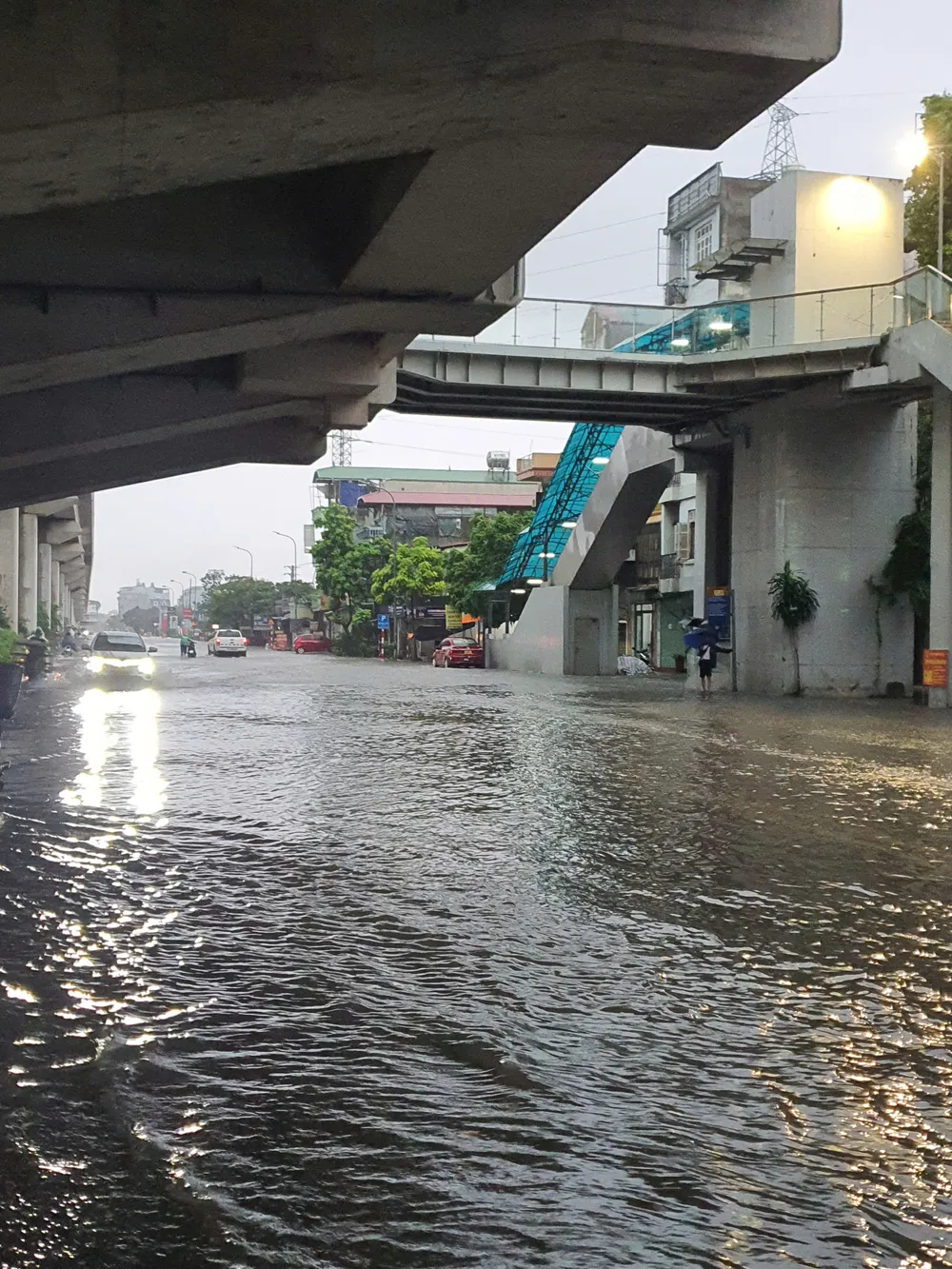 Nước ngập mênh mông tại khu vực Yên Nghĩa, đường phố khá vắng z7089147269968_2559470db0ce17720533b2e80c1fac59.jpg