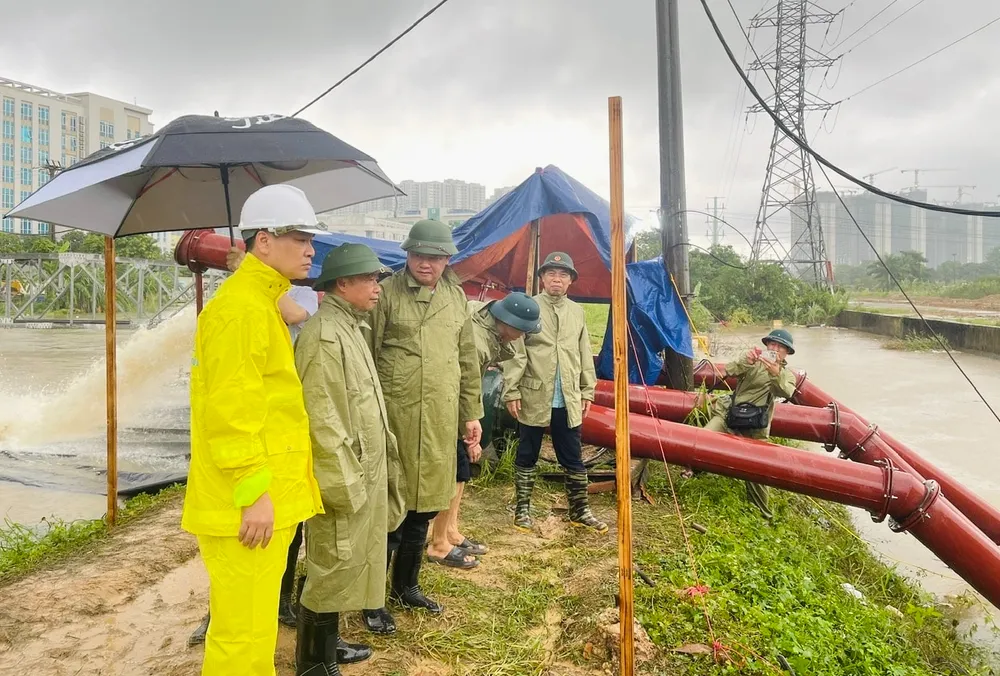 Lãnh đạo TP Hà Nội kiểm tra công tác phòng chống lũ lụt trên địa bàn thành phố img-7933-1759824905997779836693.jpeg
