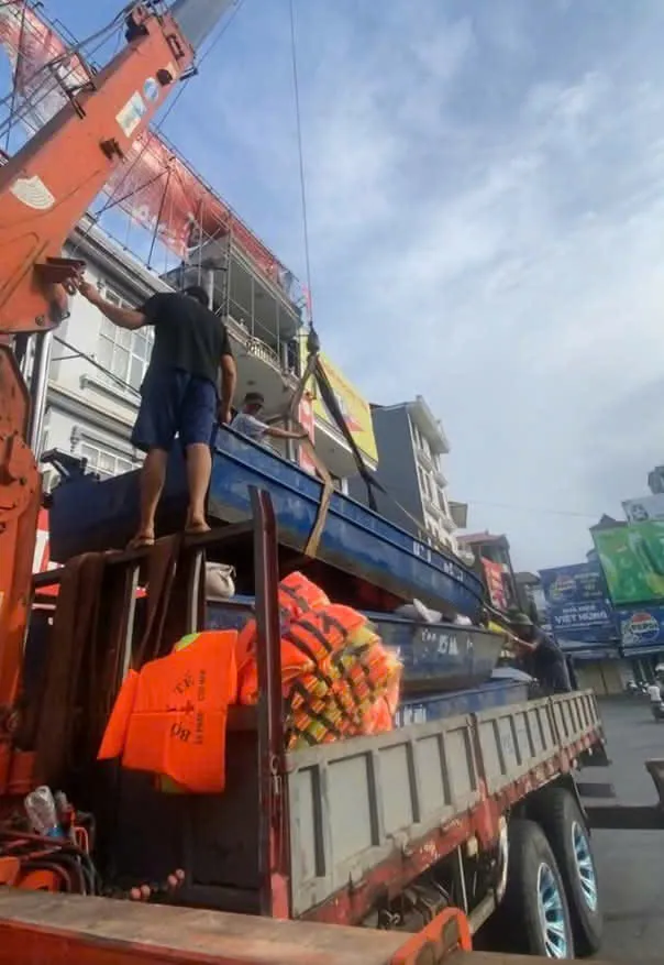 Cùng với thuyền, người dân xã Hương Sơn còn mang theo áo phao tới hỗ trợ người dân vùng lũ z7094188568755_69ff6743d58a00e358b123537d554519.jpg