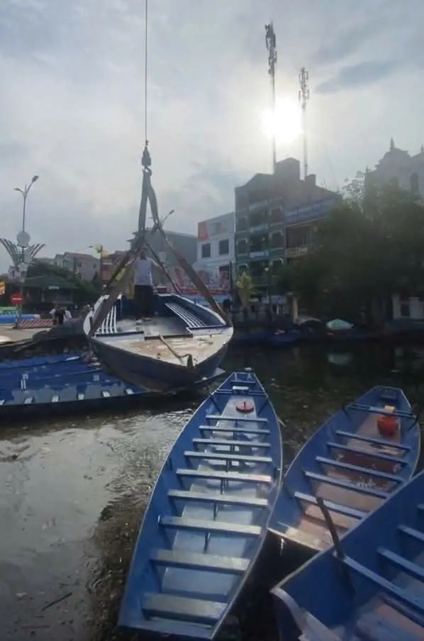 Người dân xã Hương Sơn, TP Hà Nội cẩu thuyền từ bến Đục lên bờ, đưa lên xe vận chuyển tới Thái Nguyên để hỗ trợ người dân vùng lũ z7094188575768_9295ef23e4e89afd843d1213491aedce.jpg