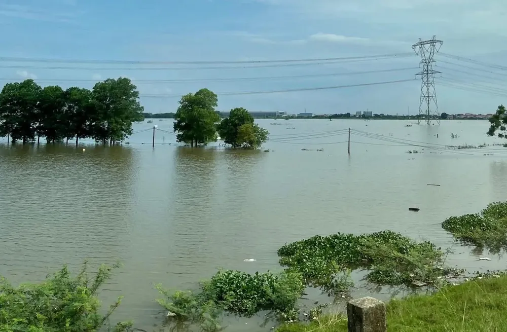 Nước lũ trên sông Cà Lồ lên trên báo động III gây ngập lụt vùng bãi. Ảnh: THẮNG QUANG 1 (2).jpg