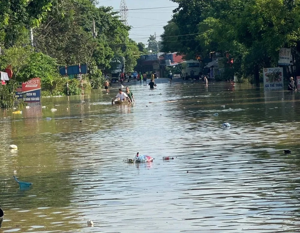 Nước sông Cầu và sông Cà Lồ vượt mức báo động III làm nhiều khu vực ở huyện Sóc Sơn (cũ) bị ngập nước 1.jpg