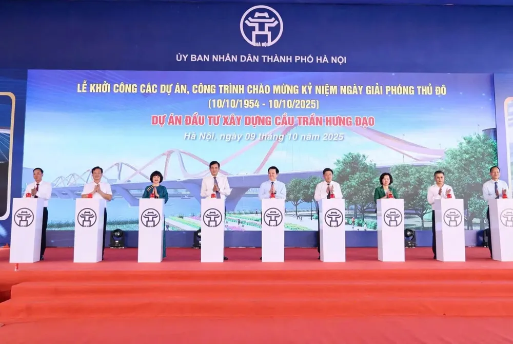 Các đại biểu bấm nút khởi công xây dựng cầu Trần Hưng Đạo 2.jpg