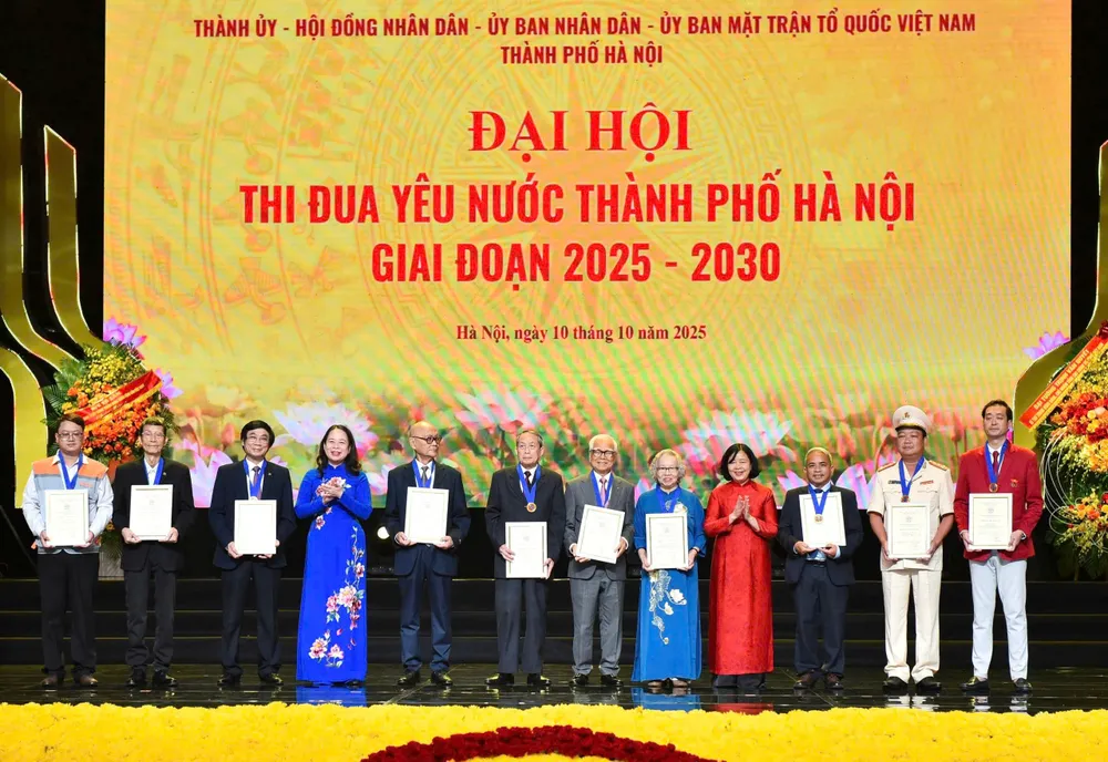 Phó Chủ tịch nước Võ Thị Ánh Xuân và Bí thư Thành ủy Hà Nội Bùi Thị Minh Hoài trao danh hiệu “Công dân Thủ đô ưu tú” năm 2025 cho các cá nhân. Ảnh: VIẾT CHUNG z7100896346239_c90c6f8f21d1b3465ad63c5935db10da.jpg