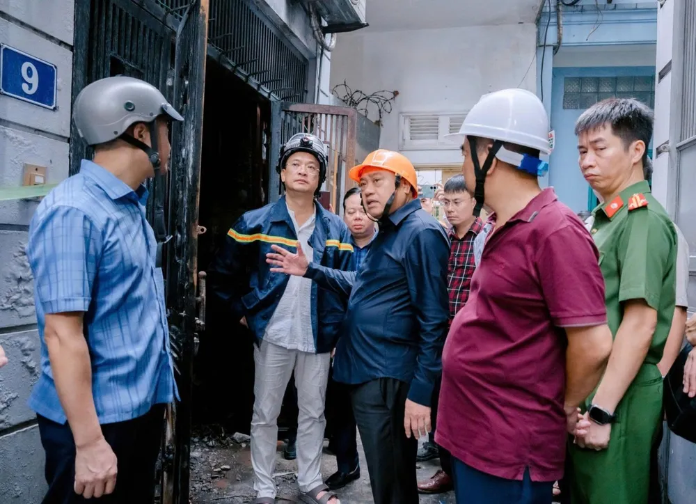Chủ tịch UBND TP Hà Nội kiểm tra hiện trường vụ cháy tại ngõ 180 phố Kim Hoa 1.jpg