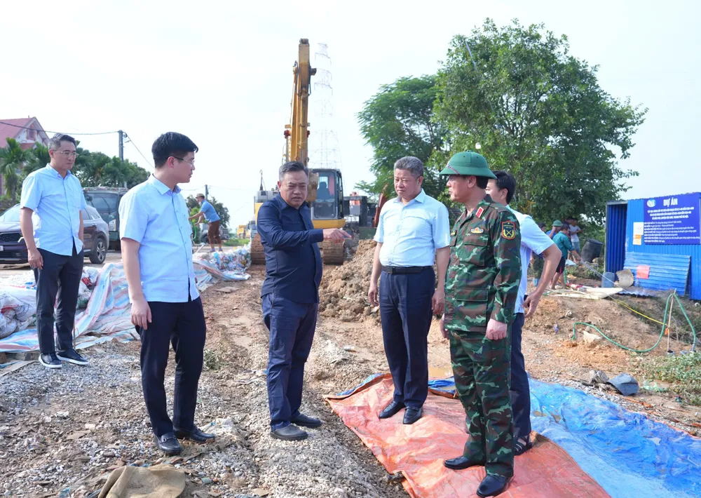 Chủ tịch TP Hà Nội Trần Sỹ Thanh kiểm tra thiệt hại do lũ lụt gây ra ở xã Đa Phúc anh-u1-ngay-11-21-17601791504531705071909.jpg