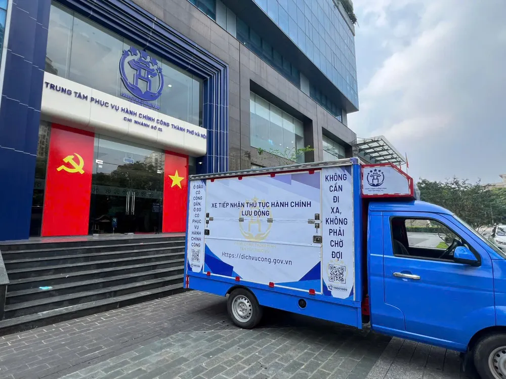 Lần đầu tiên, TP Hà Nội tổ chức mô hình xe tiếp nhận thủ tục hành chính lưu động z7113727406788_e20572b4c16e5ddd3ac3df05b0436bb3.jpg