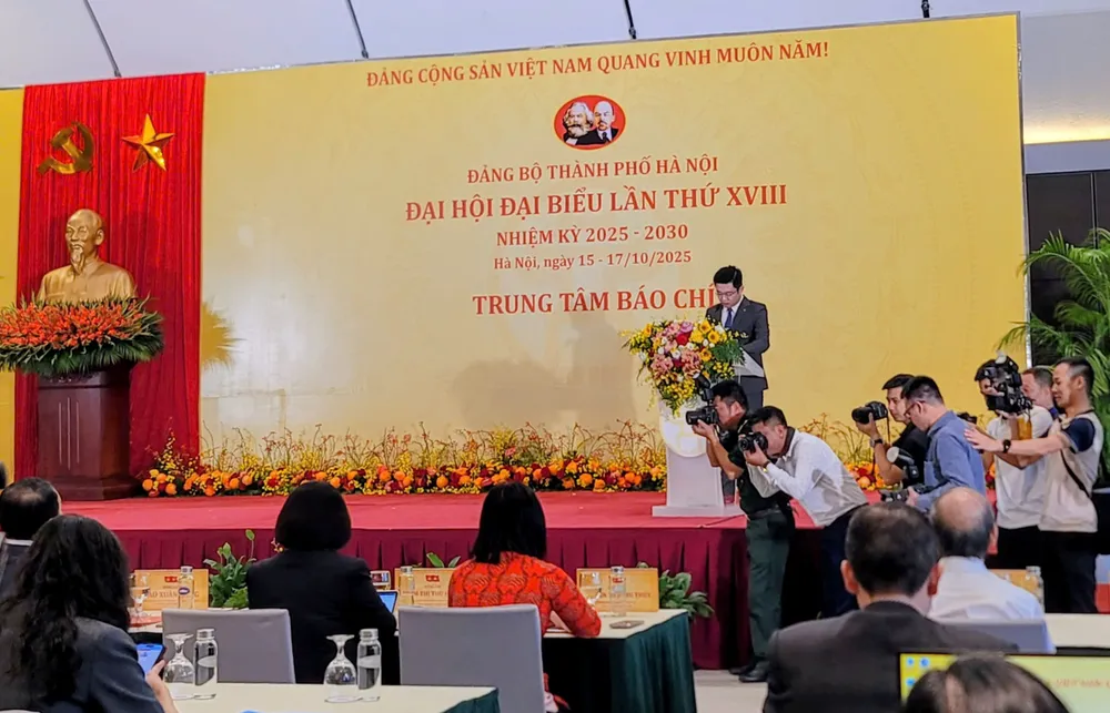 Các phóng viên tác nghiệp tại Trung tâm Báo chí phục vụ Đại hội lần thứ XVIII của Đảng bộ TP Hà Nội z7114859441235_3cb4309b56adae3f4478f908e8054bff.jpg