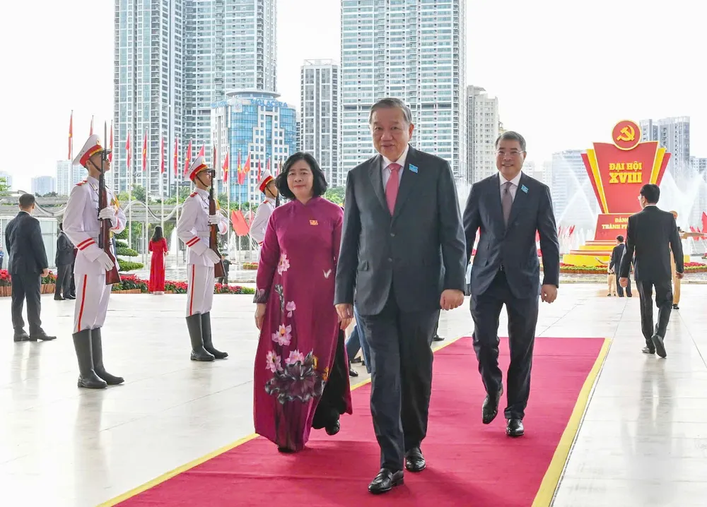Tổng Bí thư Tô Lâm đến dự Đại hội Đại hội đại biểu Đảng bộ TP Hà Nội lần thứ XVIII. Ảnh: VIẾT CHUNG z7121351118917_8ffdb4666462cbe575af06bb5a65fcae.jpg