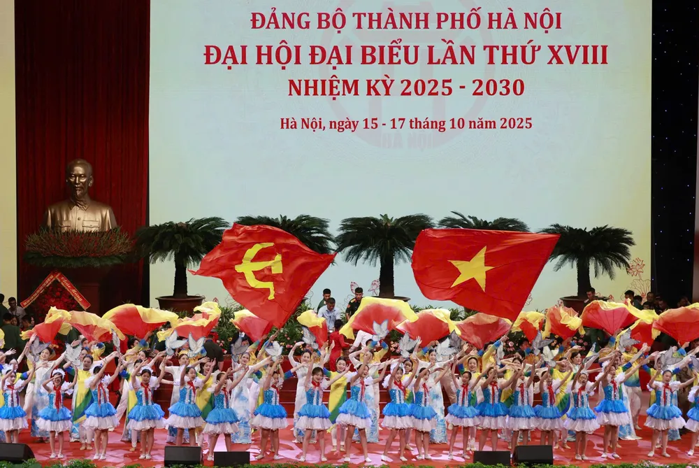 Tiết mục văn nghệ chào mừng Đại hội đại biểu Đảng bộ TP Hà Nội lần thứ XVIII. Ảnh: VIẾT CHUNG z7121389887877_3b79978e0aced46279f5a3db40762f9e.jpg