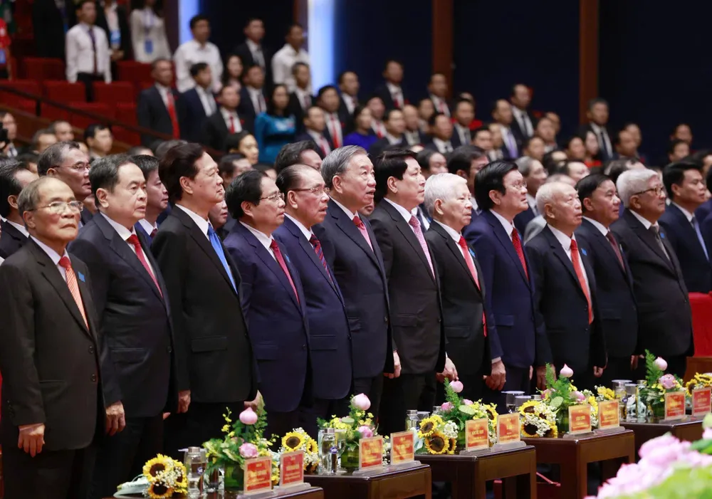 Các đồng chí lãnh đạo, nguyên lãnh đạo Đảng, Nhà nước thực hiện nghi lễ chào cờ tại Đại hội đại biểu Đảng bộ TP Hà Nội lần thứ XVIII. Ảnh: VIẾT CHUNG z7121390680709_2a1b6d1138a49c6b8062d2cc723b0e0d.jpg