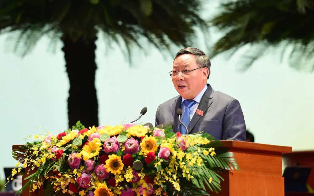 Phó Bí thư Thường trực Thành ủy Hà Nội Nguyễn Văn Phong trình bày tóm tắt Báo cáo chính trị tại đại hội z7121391084158-93a218867a787ca7e92c266d83950a8b-17605856939241190100328-131-0-1381-2000-crop-1760585700529106813302.jpg