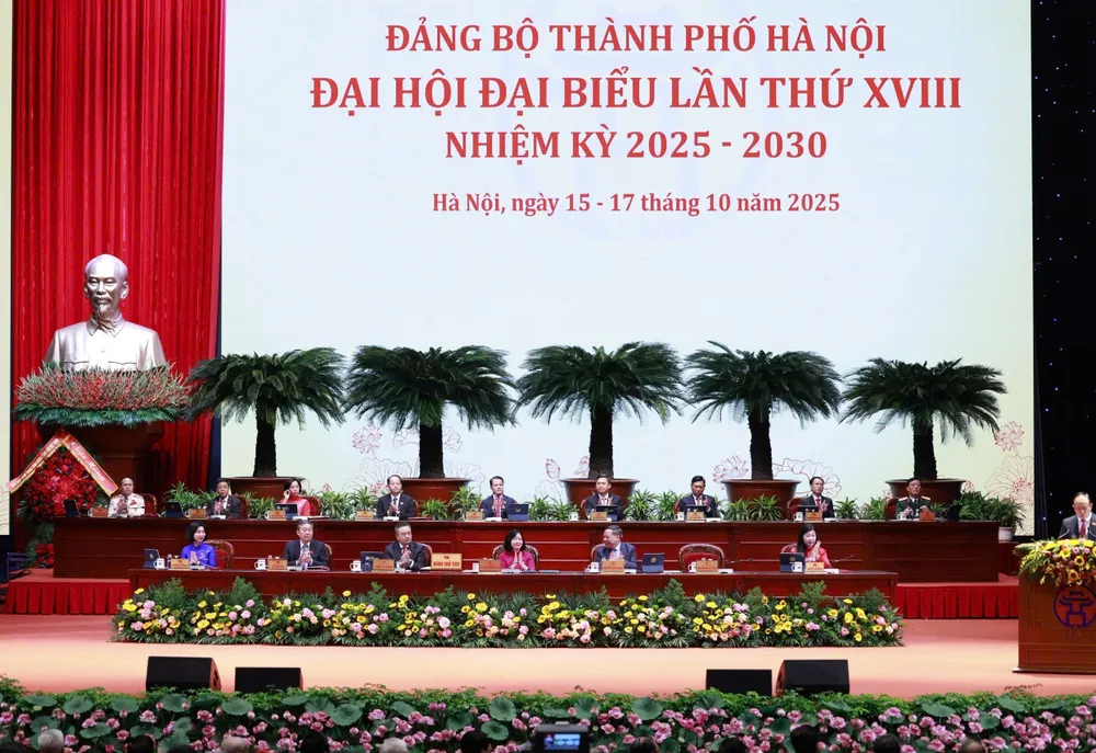 Đoàn chủ tịch tại Đại hội đại biểu Đảng bộ TP Hà Nội lần thứ XVIII. Ảnh: VIẾT CHUNG z7121391754909_d0dec27a877561ab750213201366635d.jpg