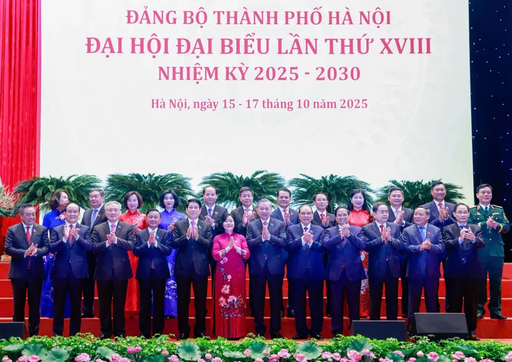 Tổng Bí thư Tô Lâm và các đồng chí lãnh đạo, nguyên lãnh đạo Đảng, Nhà nước chụp hình lưu niệm tại đại hội. Ảnh: VIẾT CHUNG z7121936892137_676aa2549c83c2931094e0029391bd67.jpg
