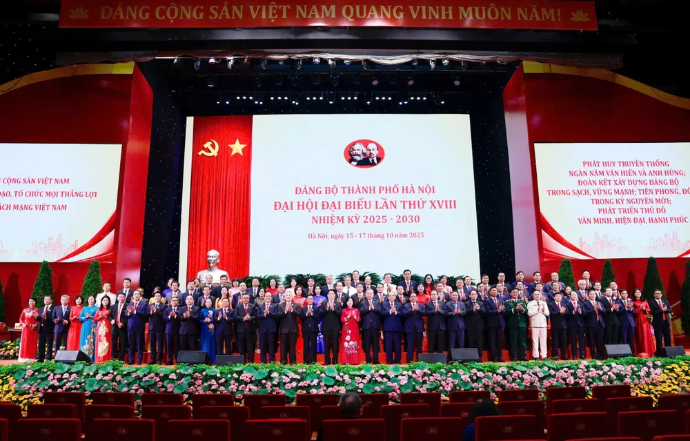 Các đồng chí lãnh đạo, nguyên lãnh đạo Đảng, Nhà nước chụp hình lưu niệm với các đại biểu dự Đại hội đại biểu Đảng bộ TP Hà Nội. Ảnh: VIẾT CHUNG z7121936900337_eaf546ea55d44289493cef621374f80a.jpg