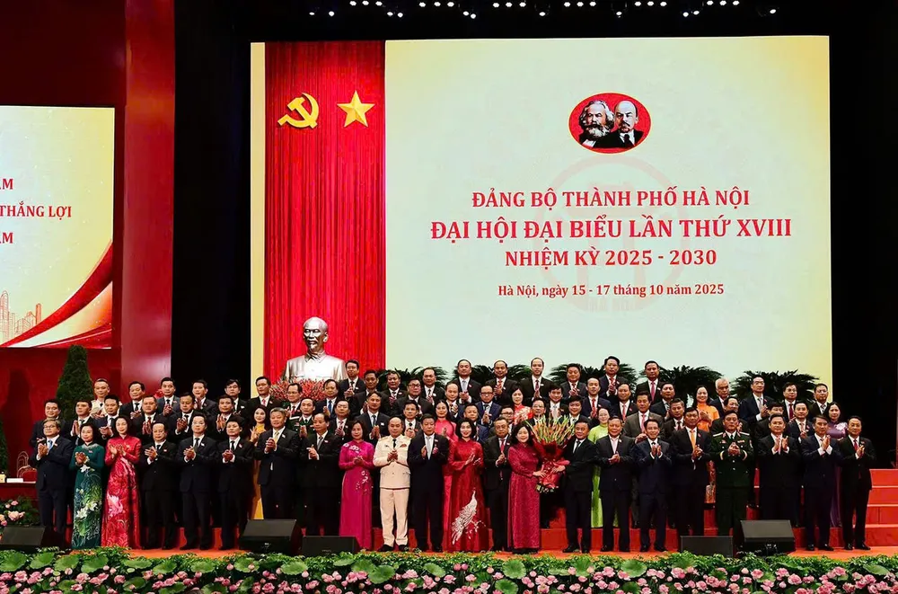 Thường trực Ban Bí thư Trần Cẩm Tú tặng hoa chúc mừng Ban chấp hành Đảng bộ TP Hà Nội khóa XVIII z7126846898834_ed75b2ef84f428e543877c6a88389495.jpg