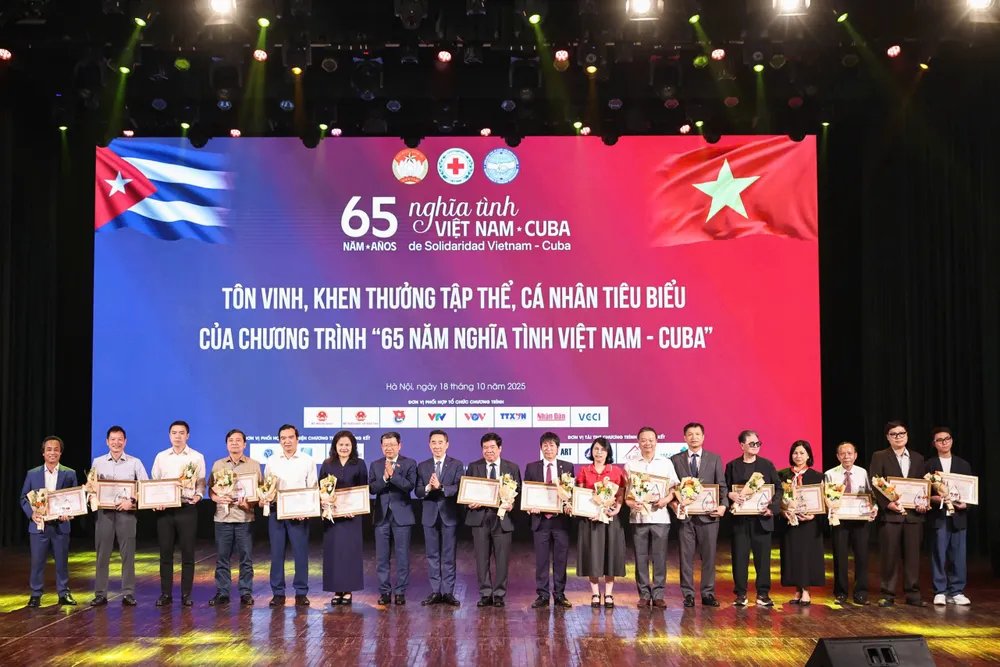 Tôn vinh, khen thưởng các tập thể, cá nhân tiêu biểu trong chương trình z7129412769681_ff9d99279b1e686fb0e3bf6475cb6894.jpg