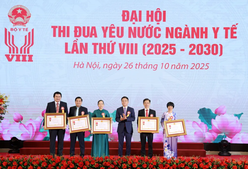 Phó Thủ tướng Lê Thành Long trao Huân chương Lao động cho đại diện các tập thể của ngành y tế có thành tích xuất sắc 1.jpg