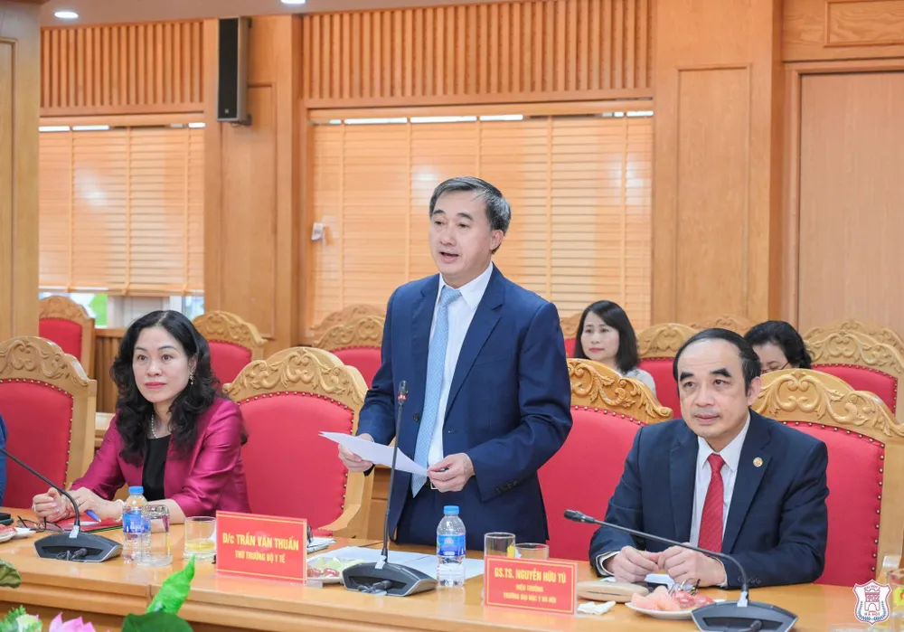 Thứ trưởng Bộ Y tế Trần Văn Thuấn phát biểu tại lễ ký kết 571796393_10224284090249202_995226726294157340_n.jpg