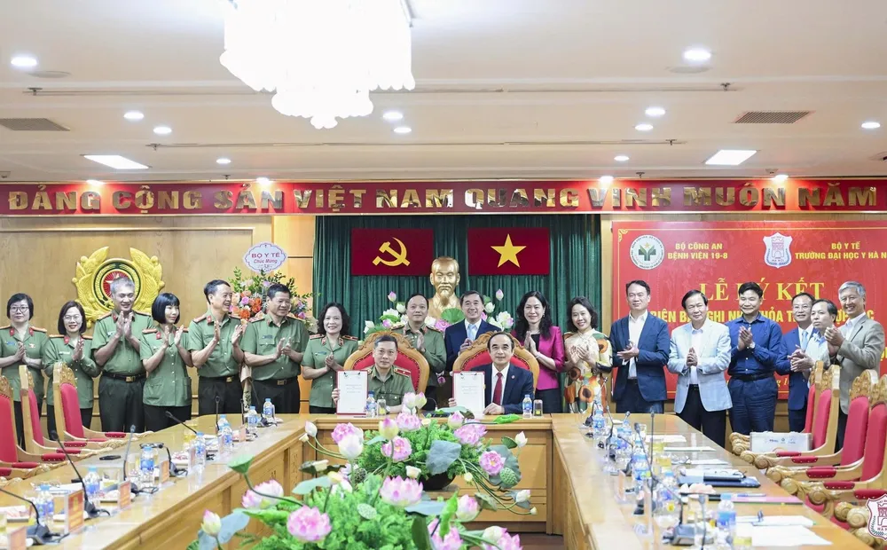 Lễ ký kết hợp tác giữa Trường Đại học Y Hà Nội và Bệnh viện 19-8 Bộ Công an 573286617_10224284091329229_9102247535844505269_n.jpg