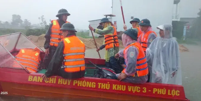 Lực lượng chức năng hỗ trợ người dân vùng ngập lụt tại Huế img-04-132-4460.jpg