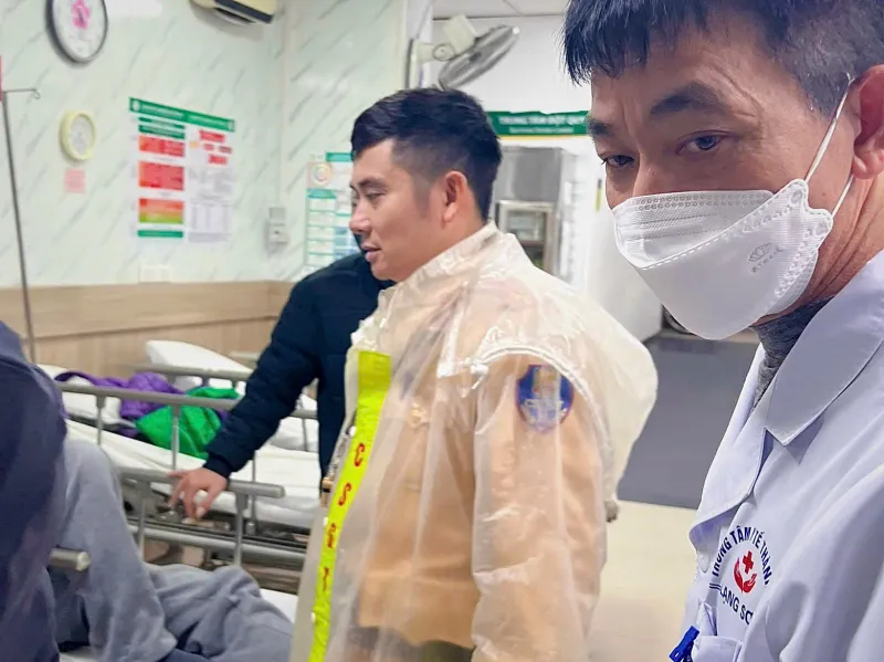 Captain Pham Thanh Lam ແລະຄອບຄົວຄົນເຈັບຢູ່ໂຮງຫມໍ 1787979707561524892_1-1762559523117.jpg